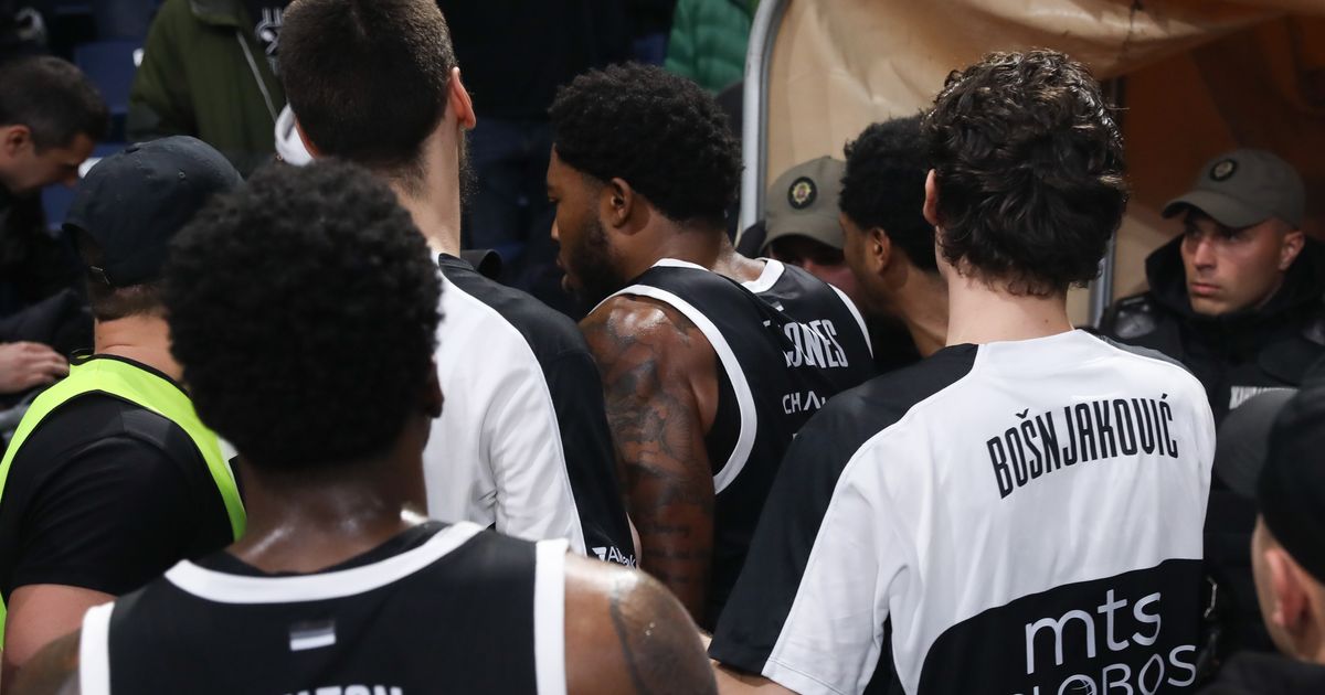 Haos u Areni, Tyreek Jones se naljutio i zamalo se potukao sa navijacem nakon Fenera, Undertaker pokazao s kim je