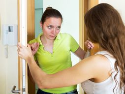 izbacivanje iz kuće, dve žene, žena, prijateljice