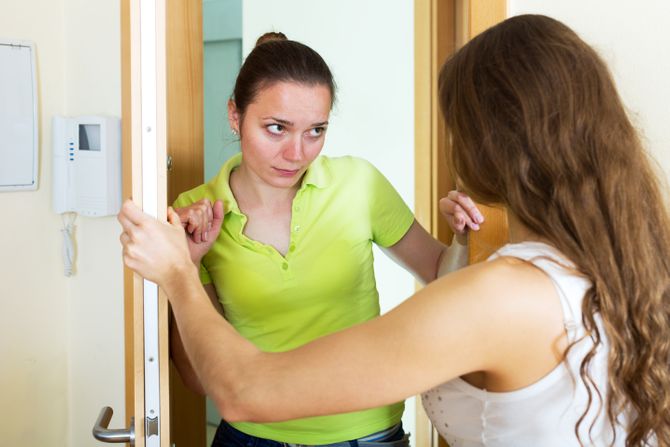 izbacivanje iz kuće, dve žene, žena, prijateljice