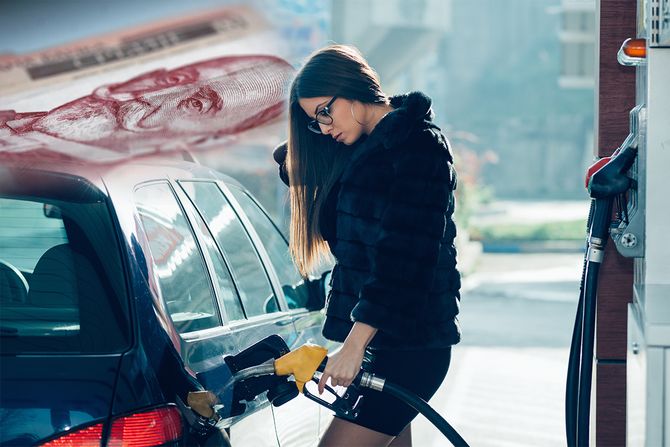 žena, gorivo, dinari