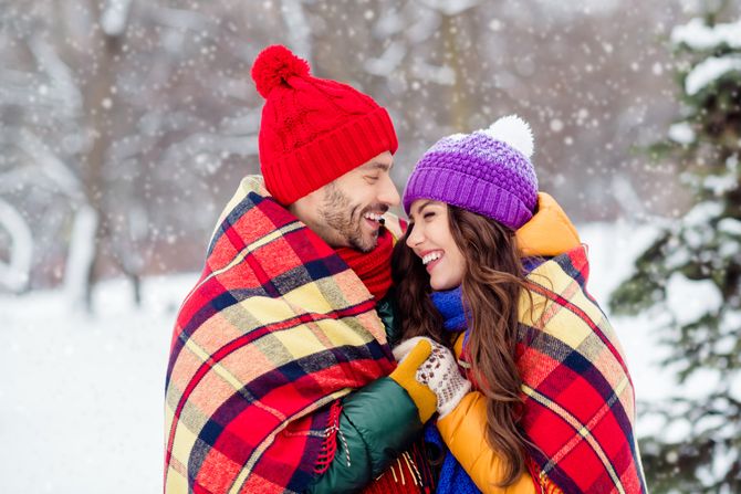 Zima mladi par na snegu