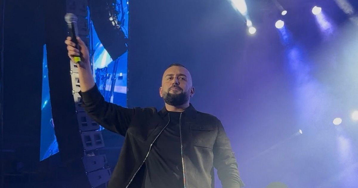 Певец Эмир Брунчевич передал всю выручку от чаевых мальчику из зала