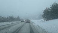 Sneg napravio ozbiljan kolaps u saobraćaju u ovom delu Srbije: Sve zavejano, vozila mile, stvaraju se zastoji