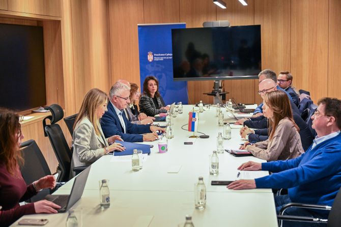 Dubravka Đedović  sa direktorom NIS-a