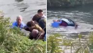 Biznismen autom upao u reku i počeo da tone, ljudi odmah skočili za njim: Kruži dramatičan snimak spasavanja