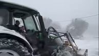 Kum i mladoženja seli u traktor i navalili na sneg: Hit snimak raspametio region