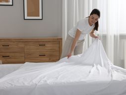 menjanje posteljine, posteljina, krevet, soba, dušek