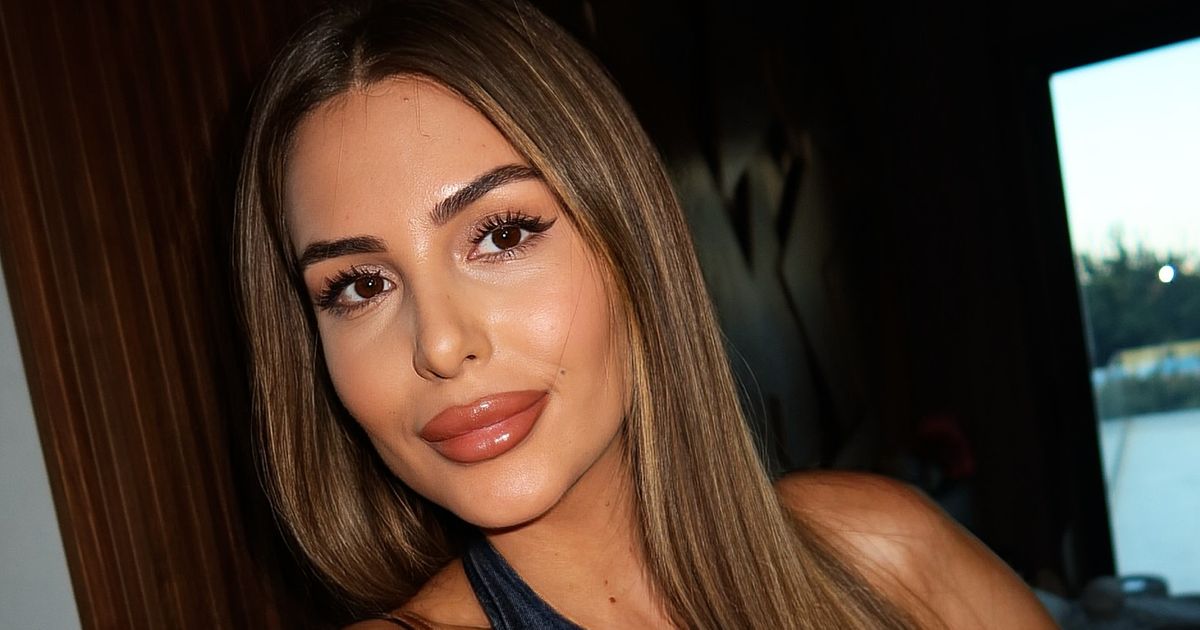 Komentari na "Anastasijina kuma oduzima dah u pripijenoj haljini! Fatalna brineta izgleda kao milion dolara, pokazala adute"