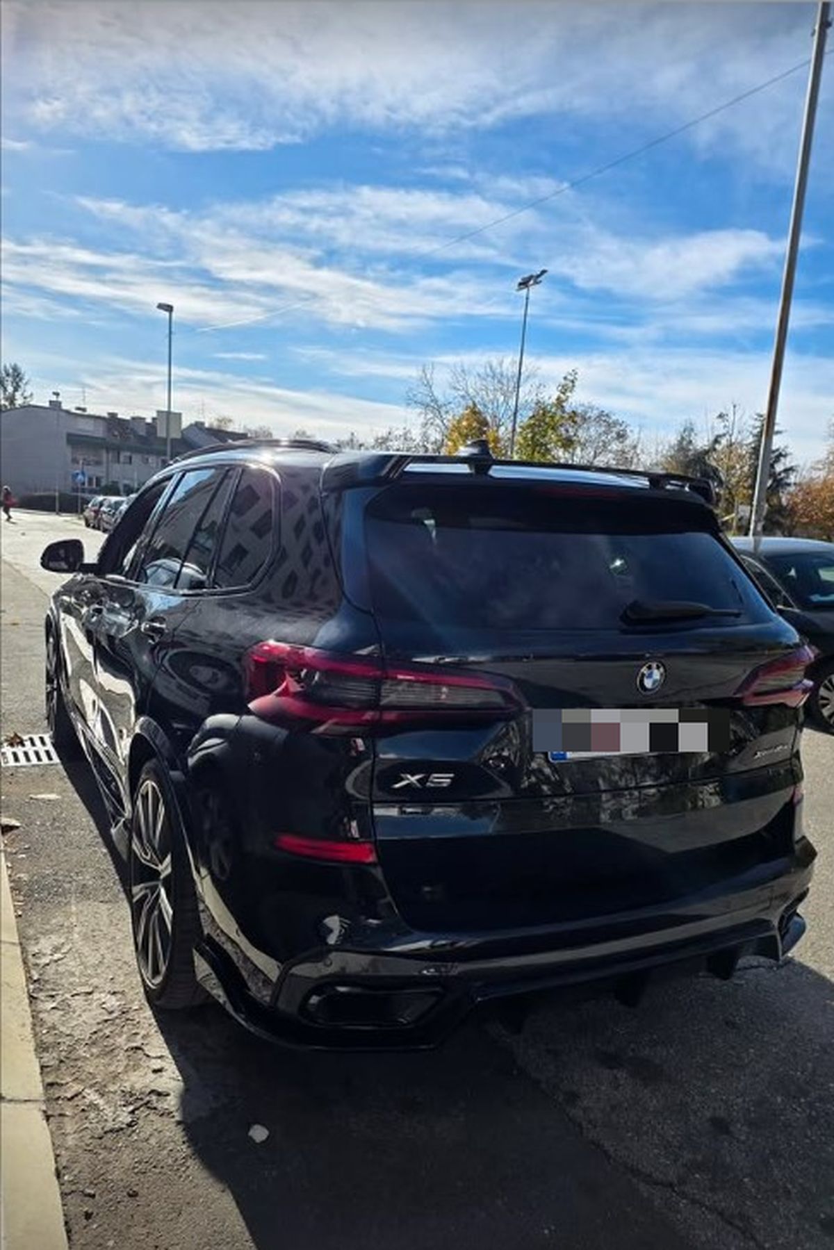 Marko Miljković pokazao besni BMW od 250.000 evra! Njega su kupili od zarade na Jutjubu, a ovo im je cenovnik