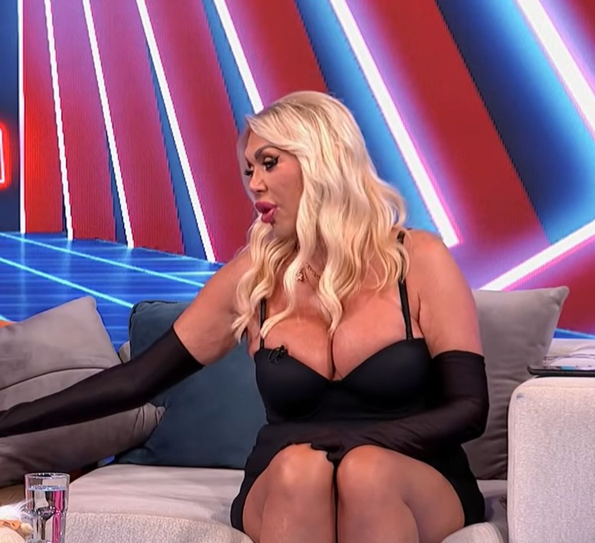 Bivša srpska inspektorka (60) se pojavila u emisiji bez donjeg veša! Probala da sedne, pa doživela žestok peh