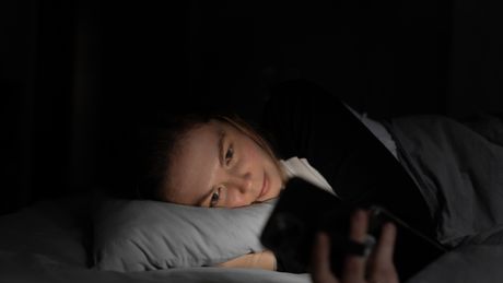 Korišćenje telefona u krevetu