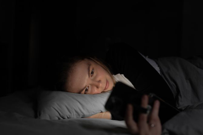 Korišćenje telefona u krevetu