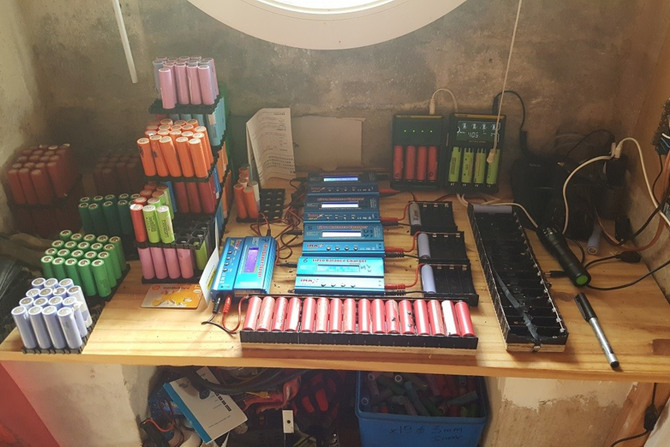 Stotine starih baterija kojima greje kuću