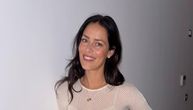 Ana Ivanović u nikad izazovnijem izdanju! Pored novogodišnje jelke pokazala duge noge i zapalila Instagram