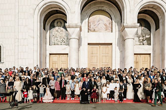 Porodica Karić ispred Hrama Svetog Save