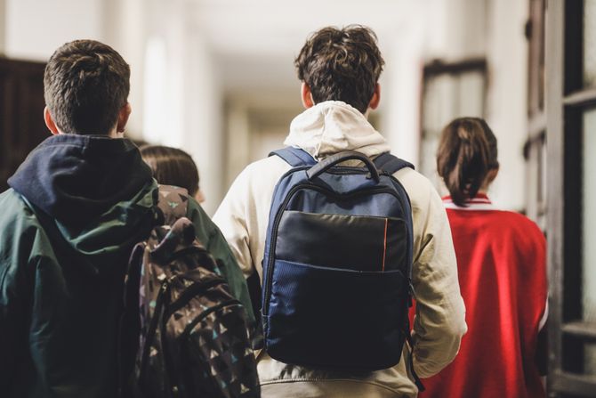 Tinejdžeri, deca, škola, dečak