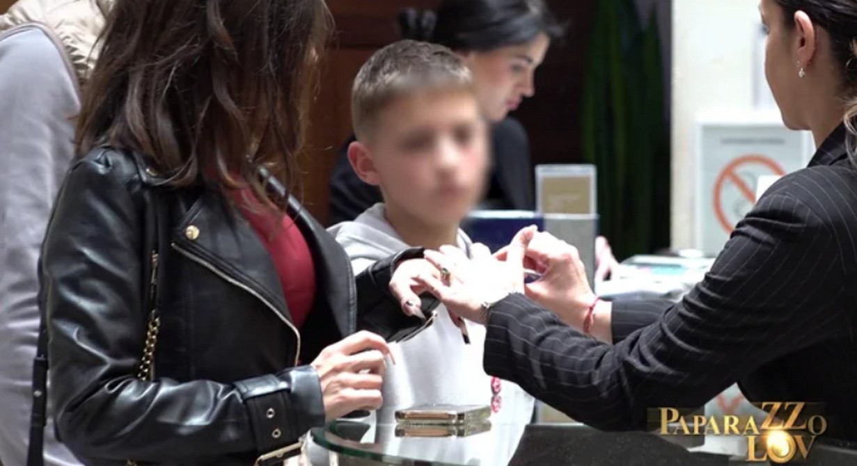 Peja rešio da veri Enu?! U tržnom centru merkali prsten, Čolićeva blista od sreće: Sa njima je i njen sin