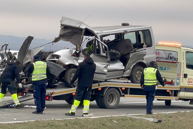 saobracajna nesreca, irig Ruma, Putnički kombi udario u radnu mašinu