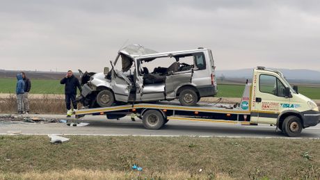 saobracajna nesreca, irig Ruma, Putnički kombi udario u radnu mašinu