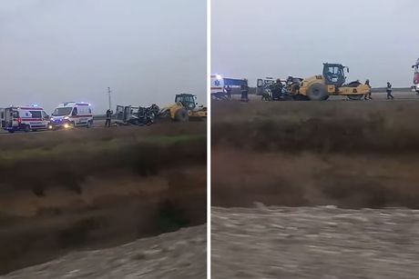saobracajna nesreca, irig Ruma, Putnički kombi udario u radnu mašinu