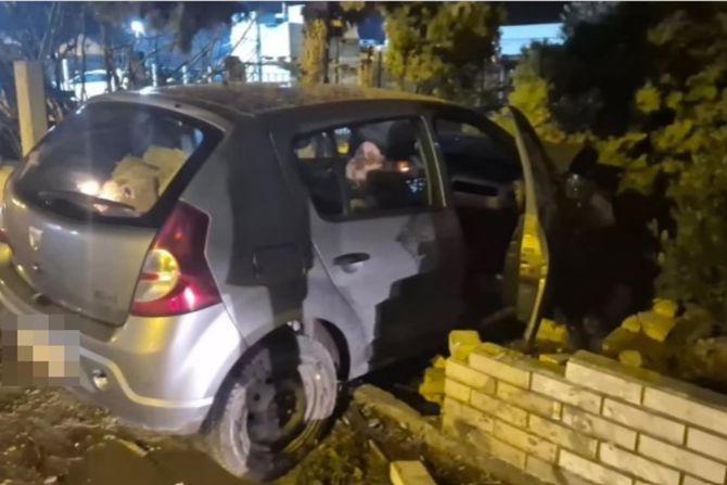 Automobil uleteo u dvorište u Novom Sadu