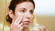 Maska od belanaca za lepotu: Anti-age tajna iz kuhinje ili opasna zamka? Trik sa mreža podelio korisnike