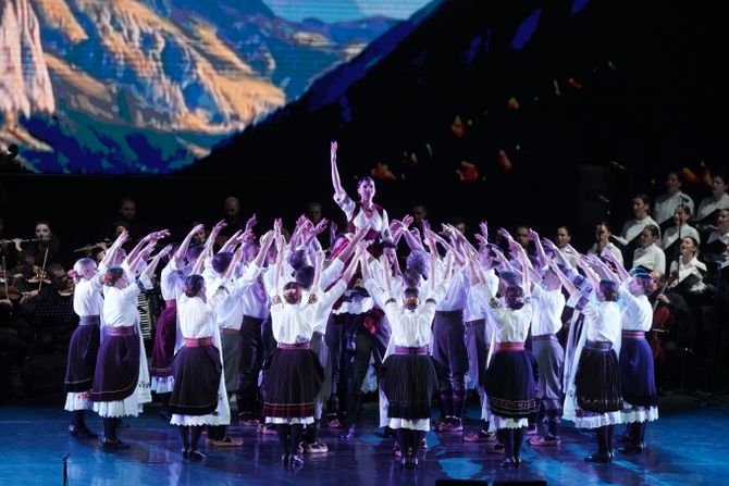 "Srpska svita" oduševila beogradsku publiku, spektakl ansambla "Kolo" u Sava Centru