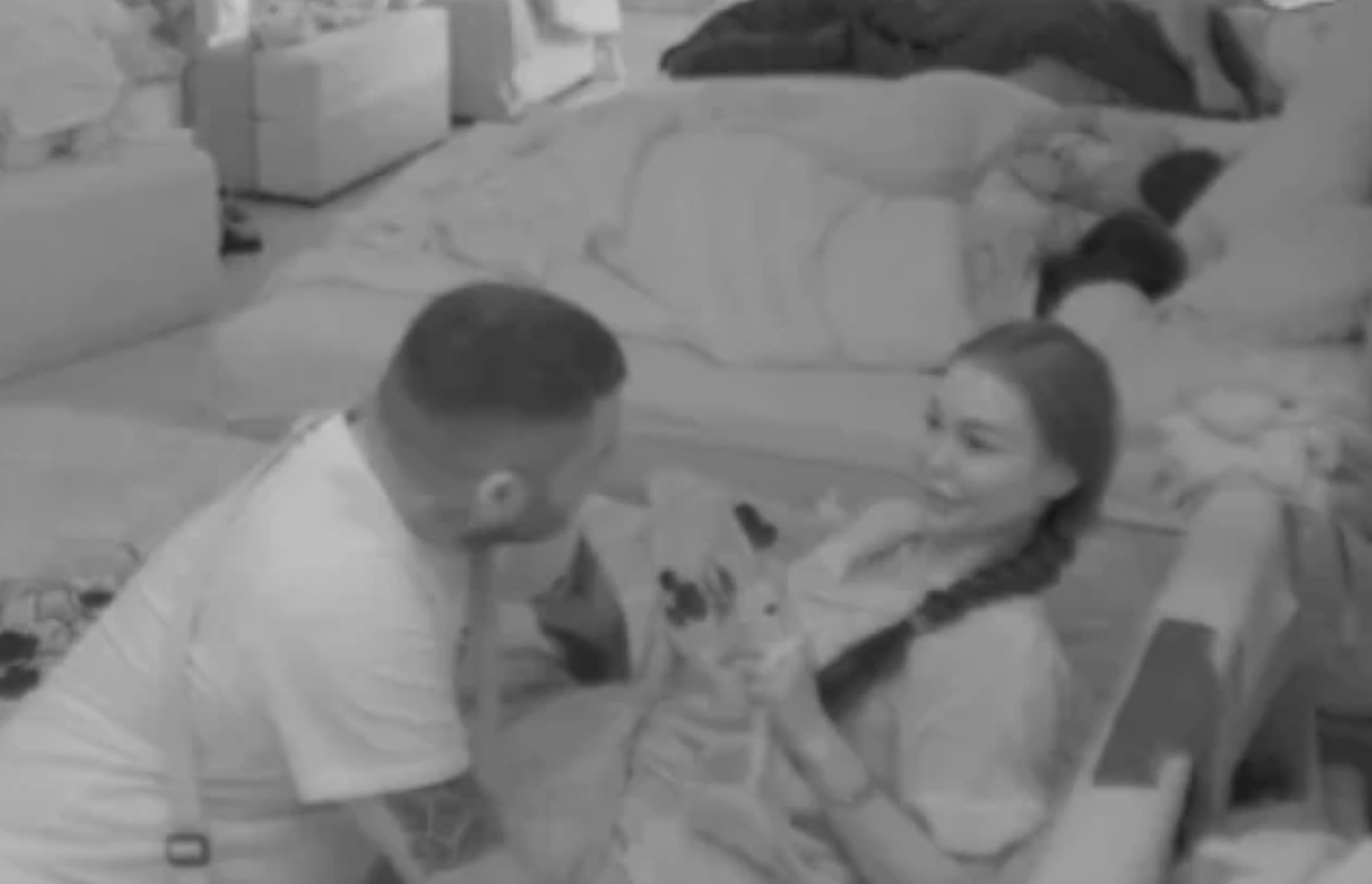 Asmin ušao u Majin krevet, popustile kočnice, pao poljubac! Ona se više ne opire, skroz se prepustila