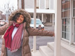 žena, kiša, hladan dan