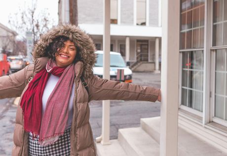 žena, kiša, hladan dan