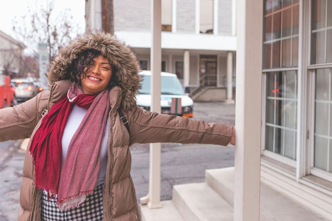 žena, kiša, hladan dan