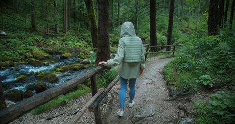 žena, hladan dan, šetnja