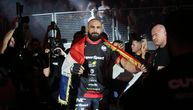 MMA borac ušao u ring uz Tompsonovu pesmu, protivnik mu umalo nije polomio ruku u 1. rundi
