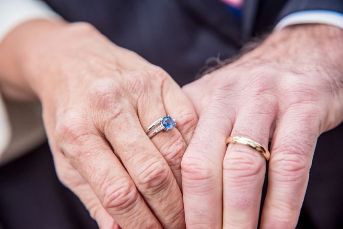 Bračni stariji par, venčanje stariji , ruke