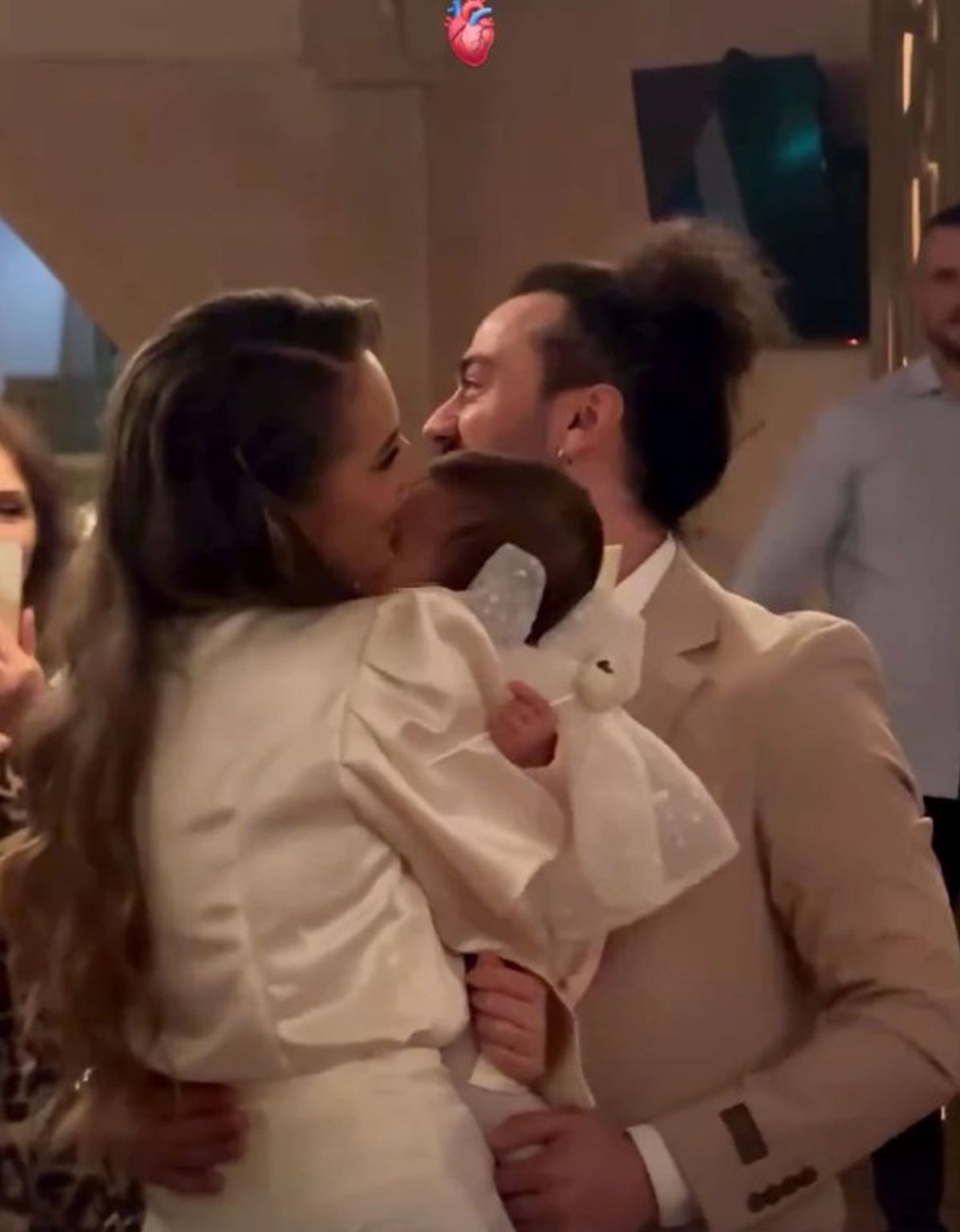 Pevač izbačen iz Zvezda Granda krstio ćerku: Žena u šortsu na intimnom činu, ćerkicu čvrsto grli