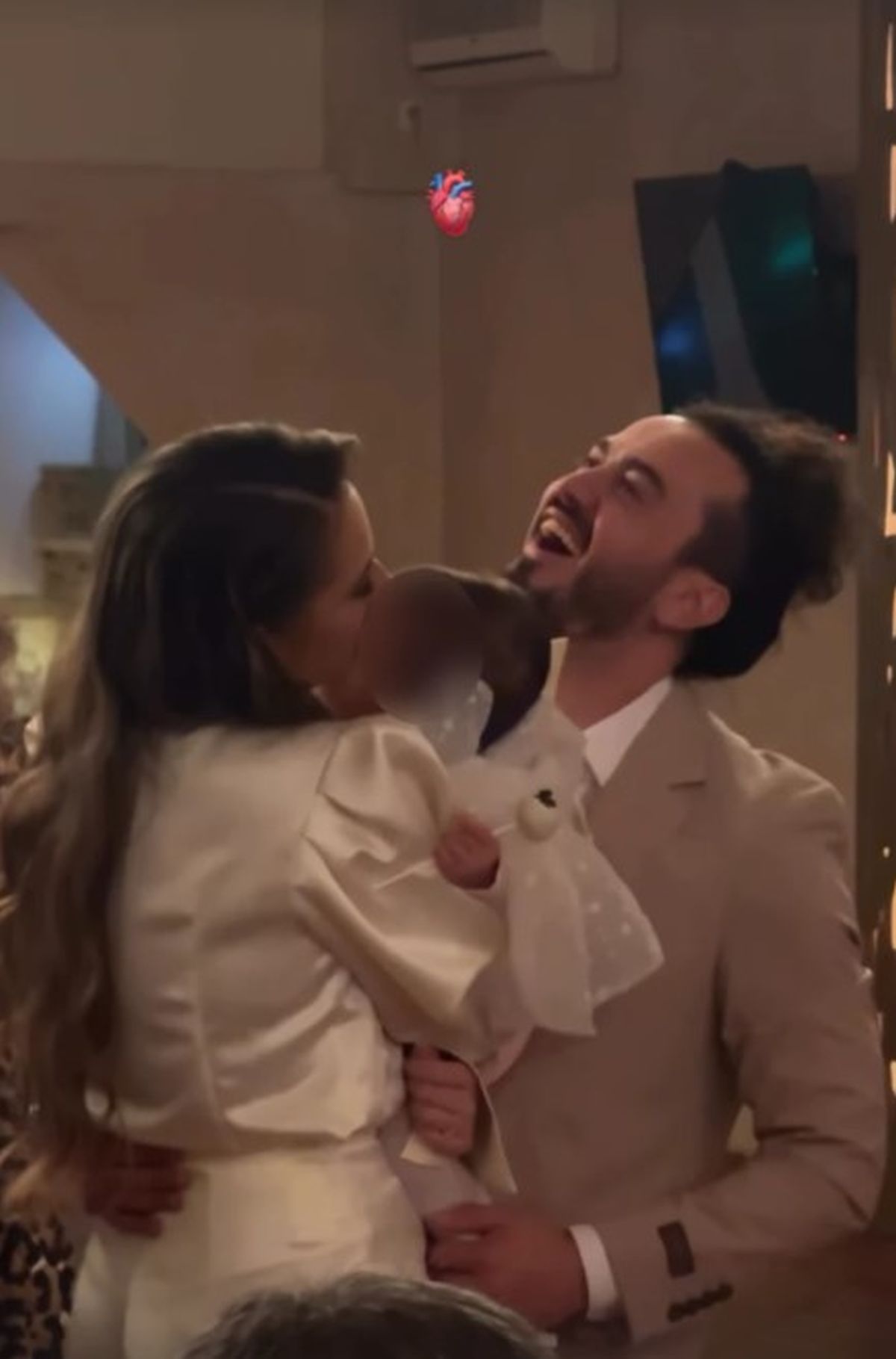 Pevač izbačen iz Zvezda Granda krstio ćerku: Žena u šortsu na intimnom činu, ćerkicu čvrsto grli