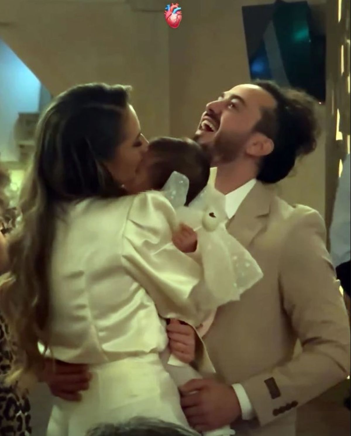 Pevač izbačen iz Zvezda Granda krstio ćerku: Žena u šortsu na intimnom činu, ćerkicu čvrsto grli