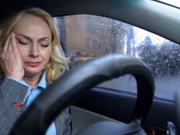 žena, glavobolja, kiša, auto, vožnja