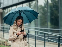 žena, kiša, kišobran, šetnja