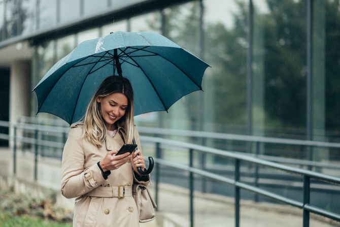 žena, kiša, kišobran, šetnja