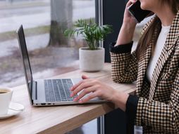 žena, kiša, posao, laptop