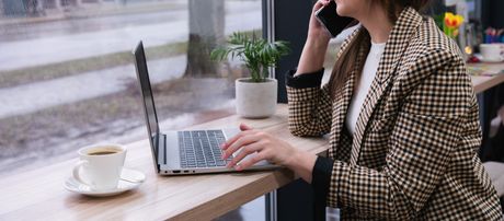 žena, kiša, posao, laptop