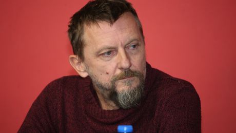 Povratak Žikine dinastije, Žikina Dinastija, Novinarska projekcija, Jovo Maksić