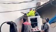 Evakuacija u centru Novog Pazara! Gore kuće, dim prekrio grad, građani pomažu vatrogascima