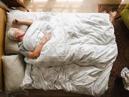 Starac spava u krevetu