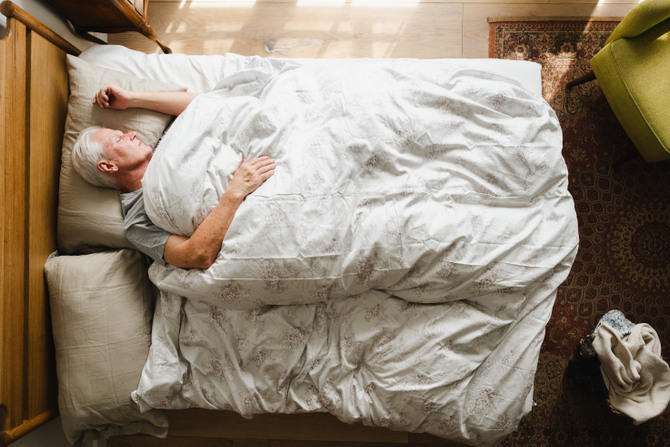Starac spava u krevetu