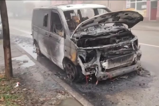 Izgoreo kombi u Šapcu