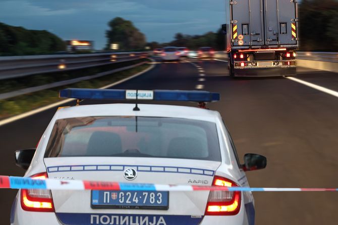 Auto put policija, noć