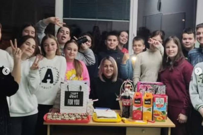 Učenici priredili rođendansko iznenađenje nastavnici iz Pančeva