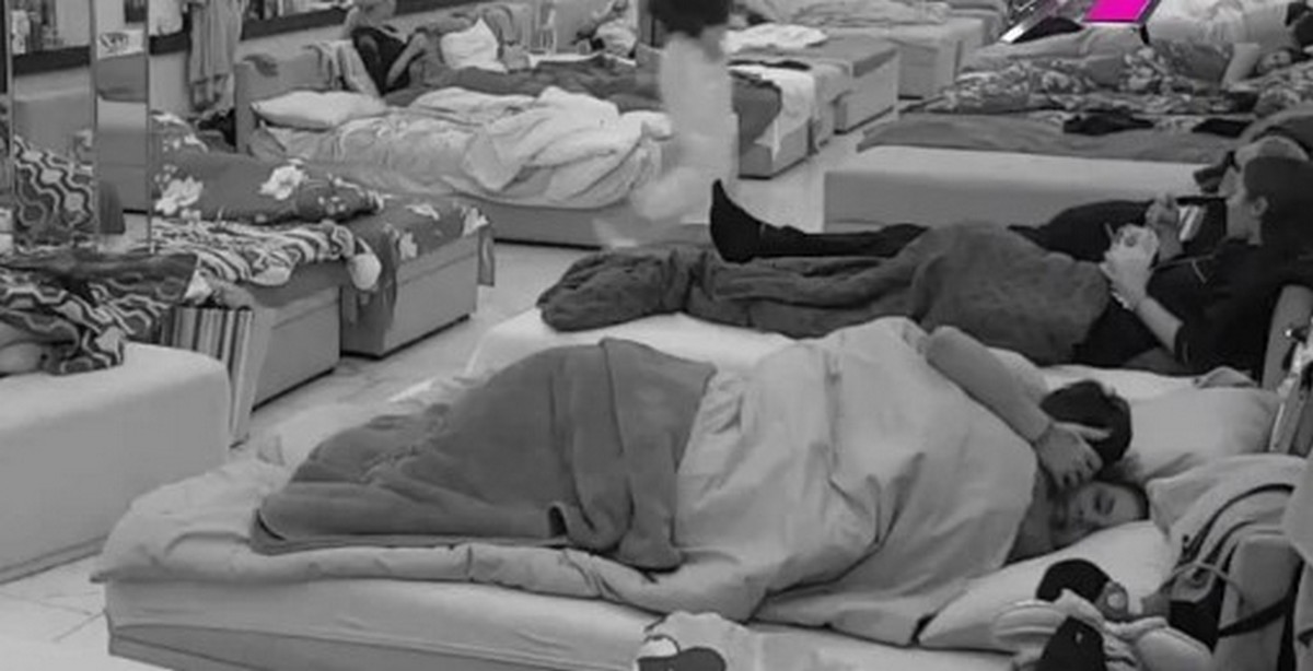 Anita i Filip se bacili u akciju pred svima!  Bez blama zadrmali krevet u punoj sobi